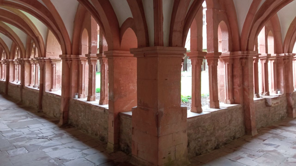 Kloster Bronnbach Kreuzgang1.jpg