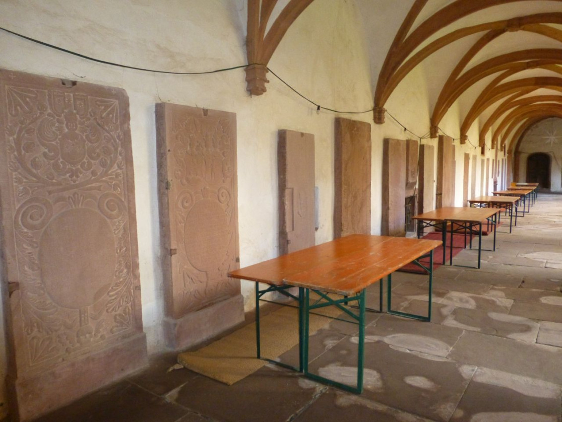 Kloster Bronnbach Kreuzgang3.jpg
