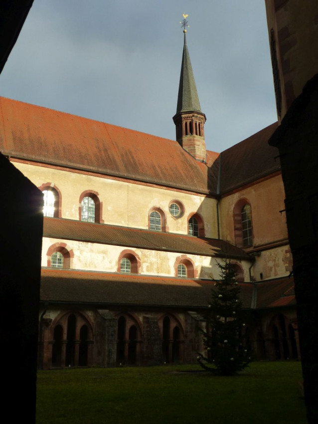 Kloster Bronnbach7 Innenhof1.jpg