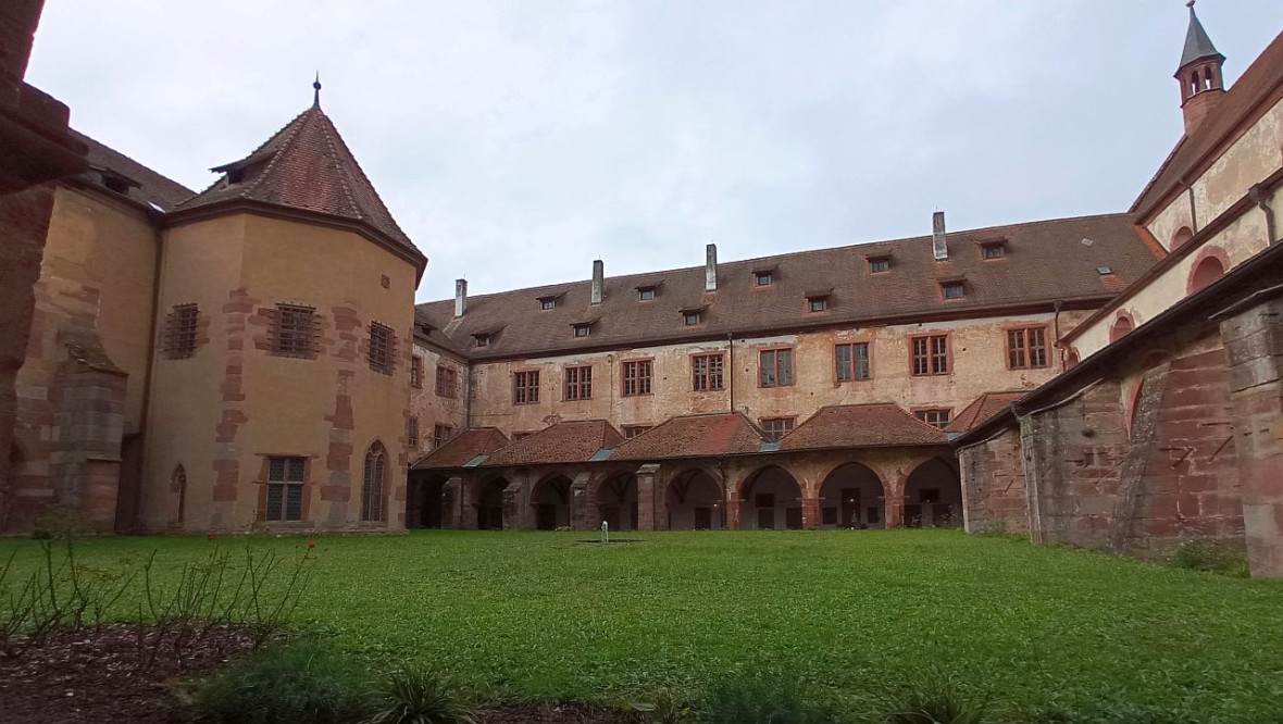 Kloster Bronnbach8 Innenhof3.jpg