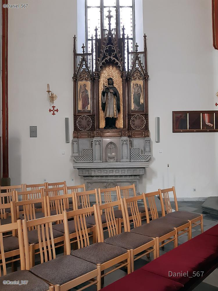 18_Hradec Kralove Nepomuk 3.jpg