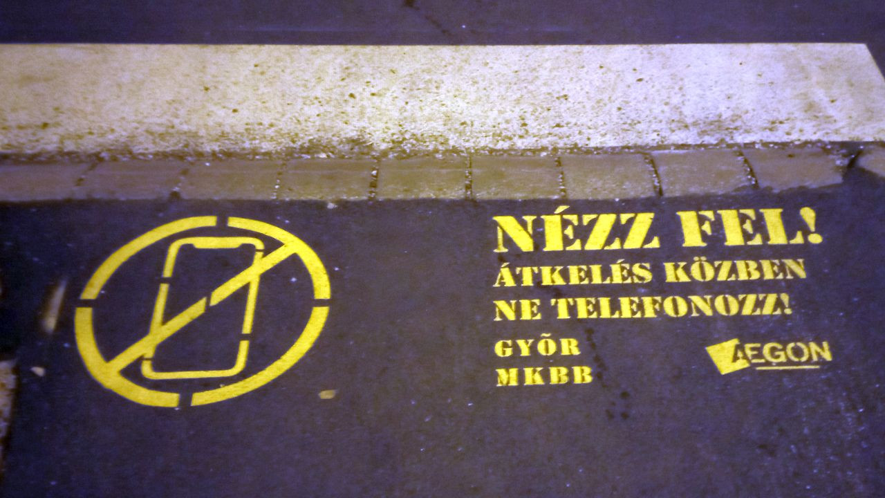 am Zebrastreifen in Sopron.jpg