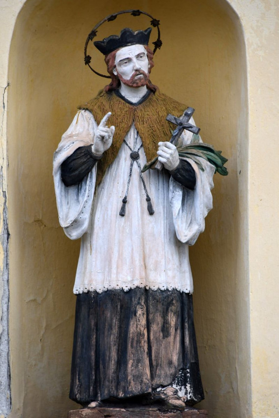 Abony,_kistemető_Nepomuki_Szent_János-szobra_2021_03.jpg