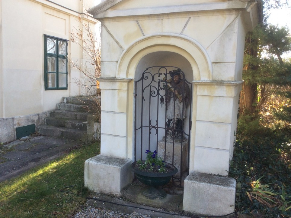 Wiener Neudorf < Nepomuk