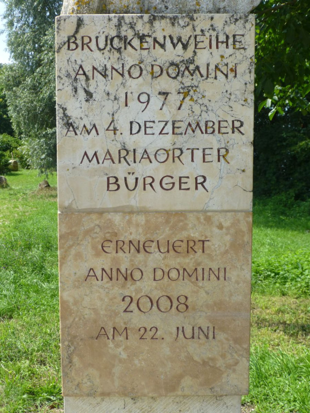 Mariaort Nepomuk Sockel.jpg