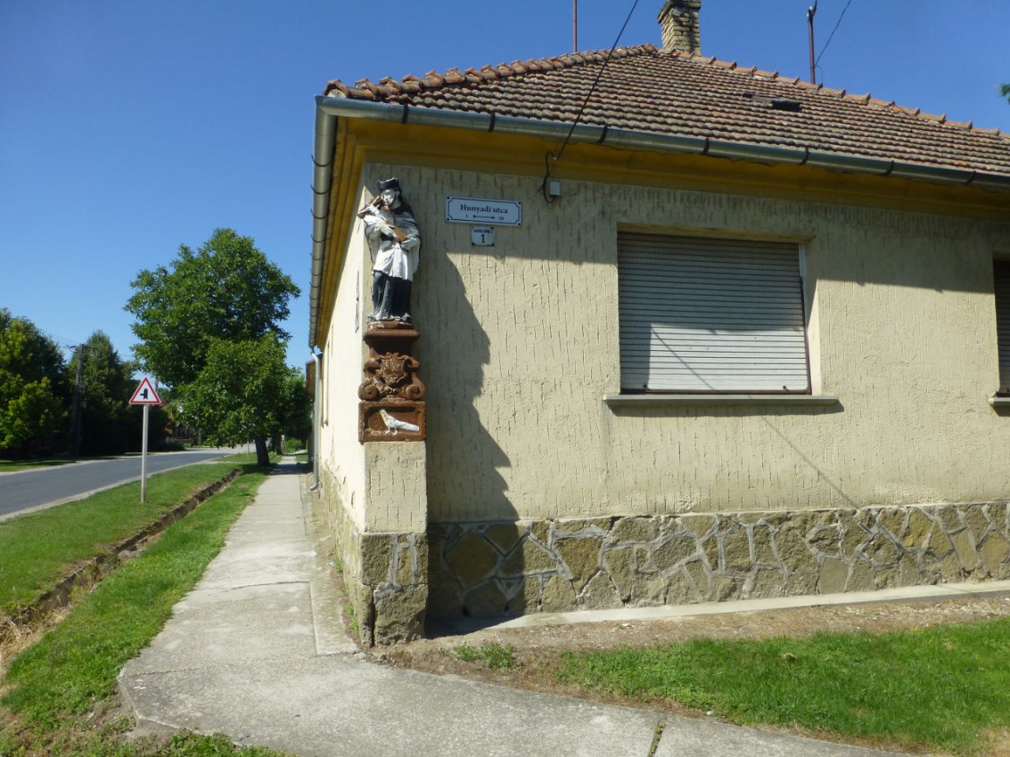 Lébény Hausfigur1.jpg