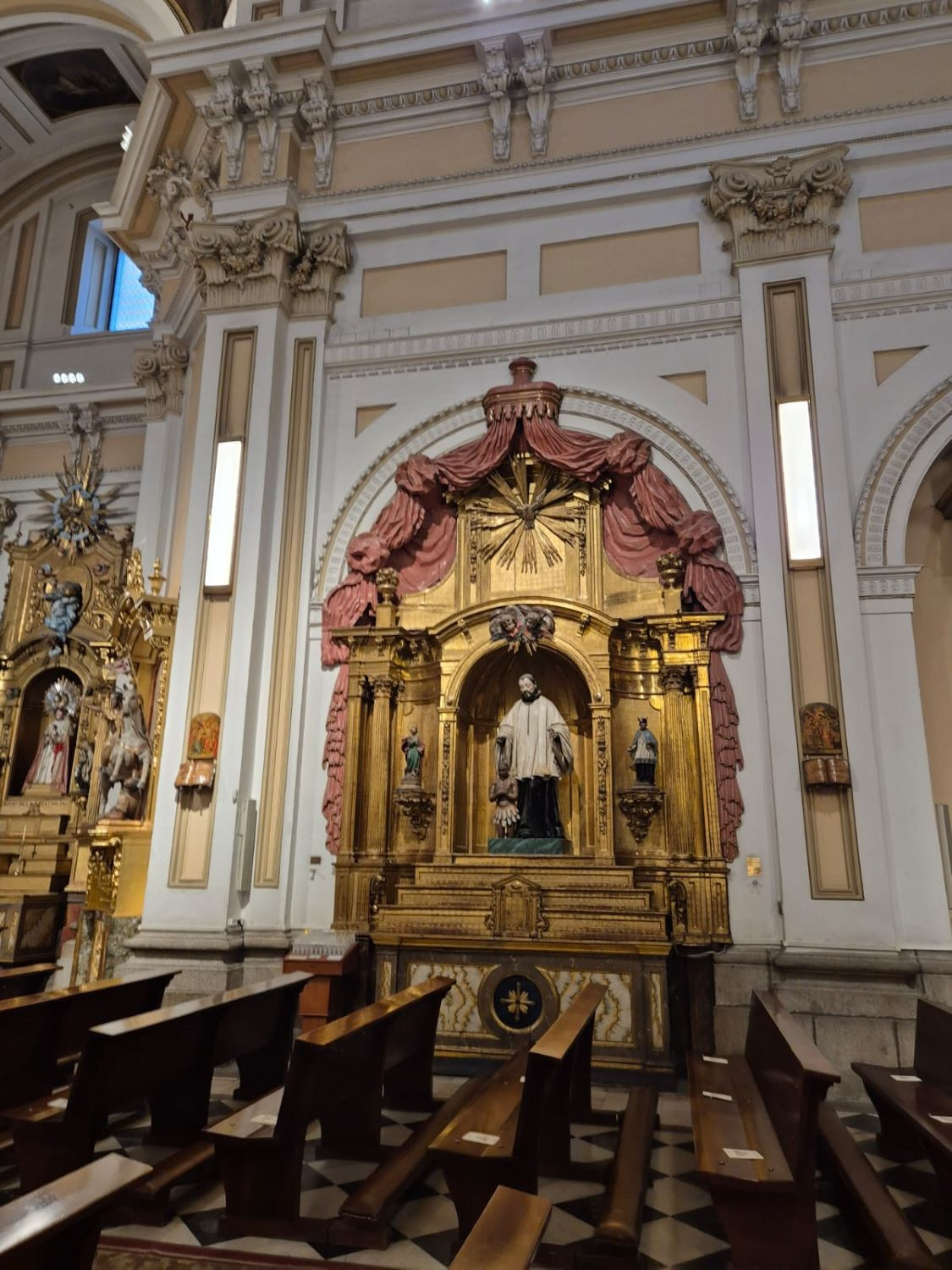 Madrid Kathedrale der Streitkräfte < Nepomuk
