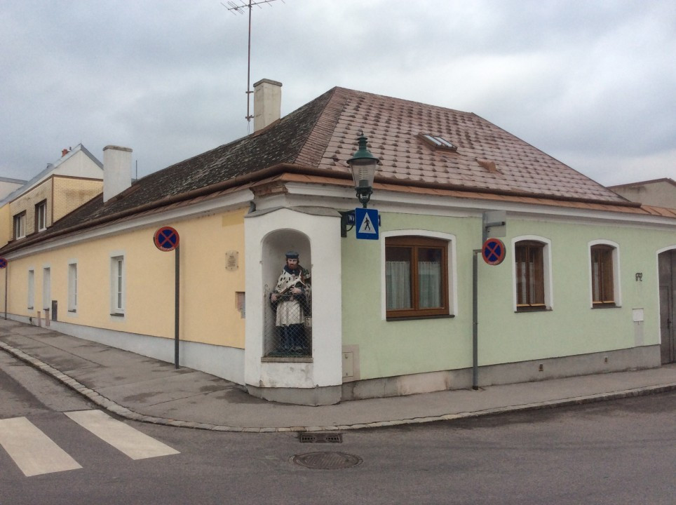 Gumpoldskirchen < Nepomuk