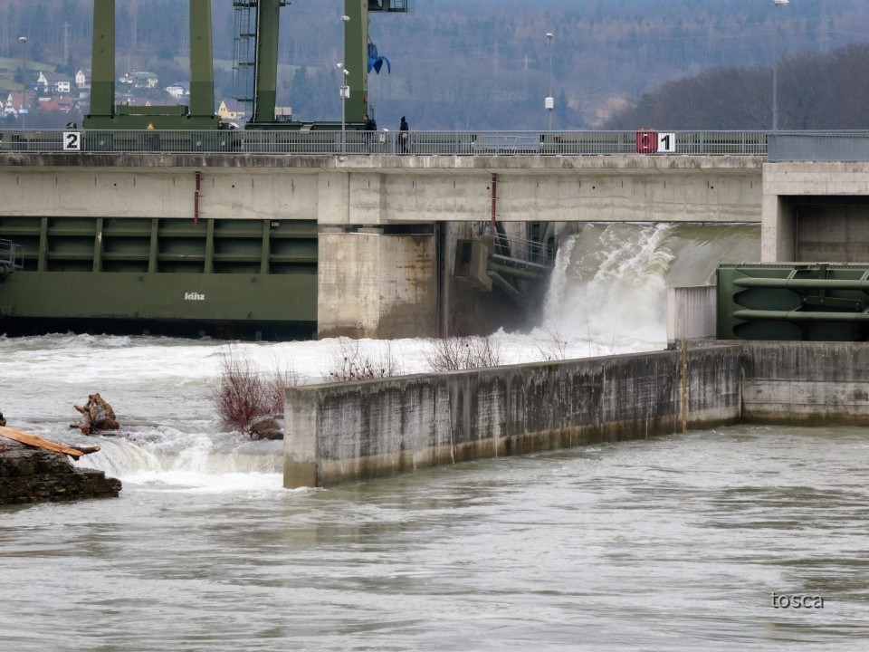 Flusskraftwerk am Rhein