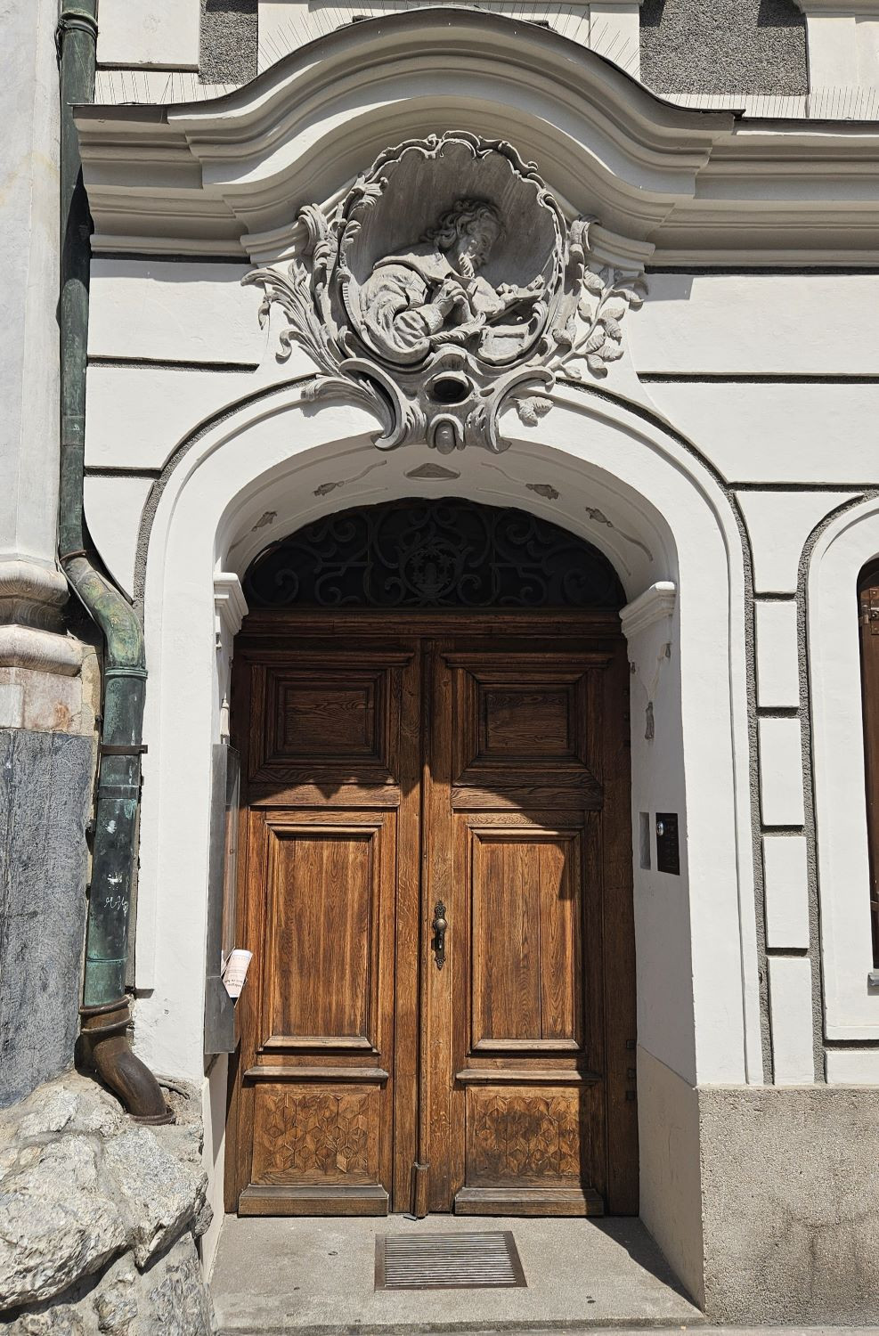 006_Priesterhaus mit Nepomuk_Asamkirche
