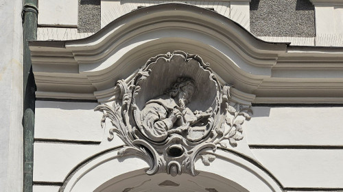 007_Priesterhaus mit Nepomuk_b_Asamkirche