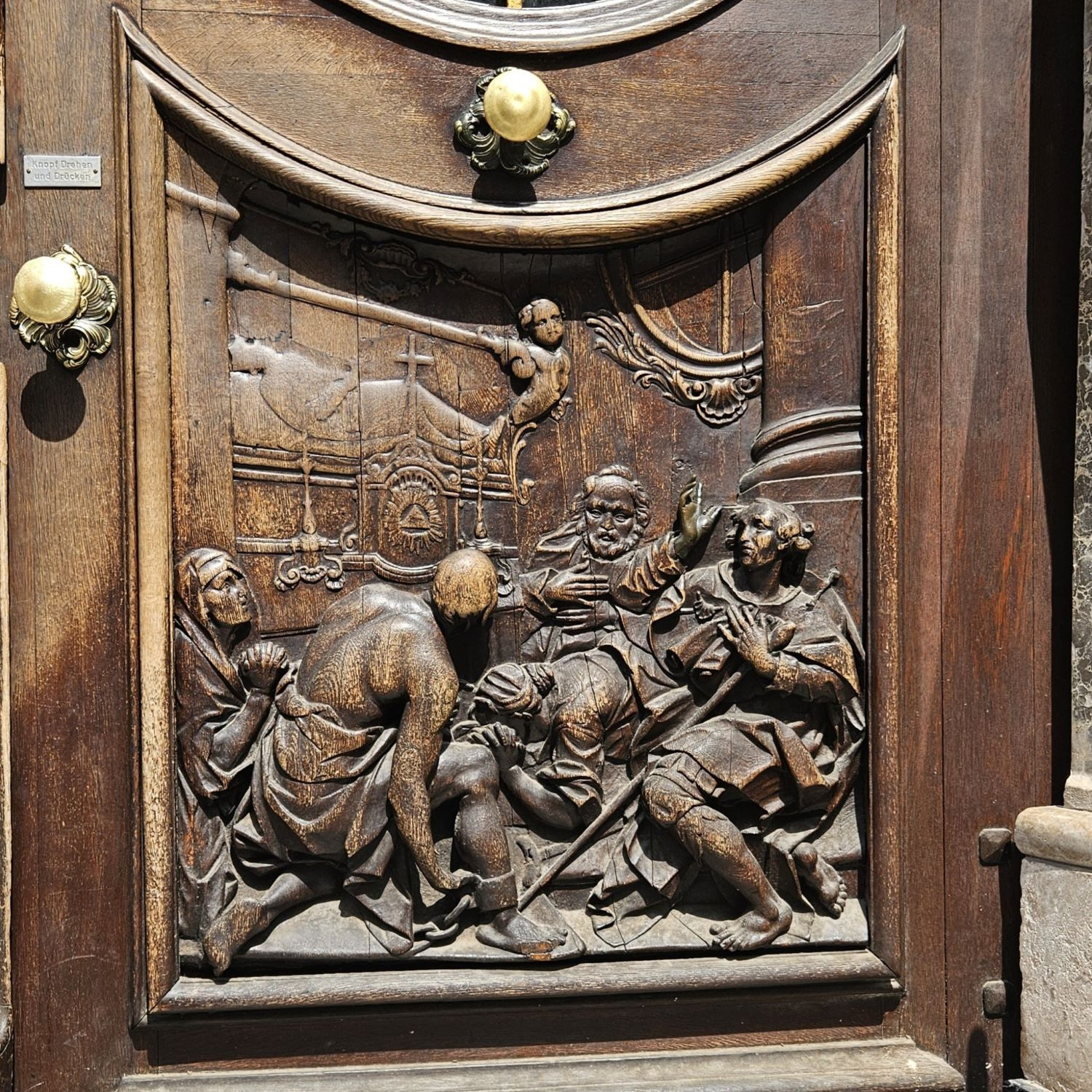 014_Tor4 Wallfahrer am Grab des Heiligen_Asamkirche