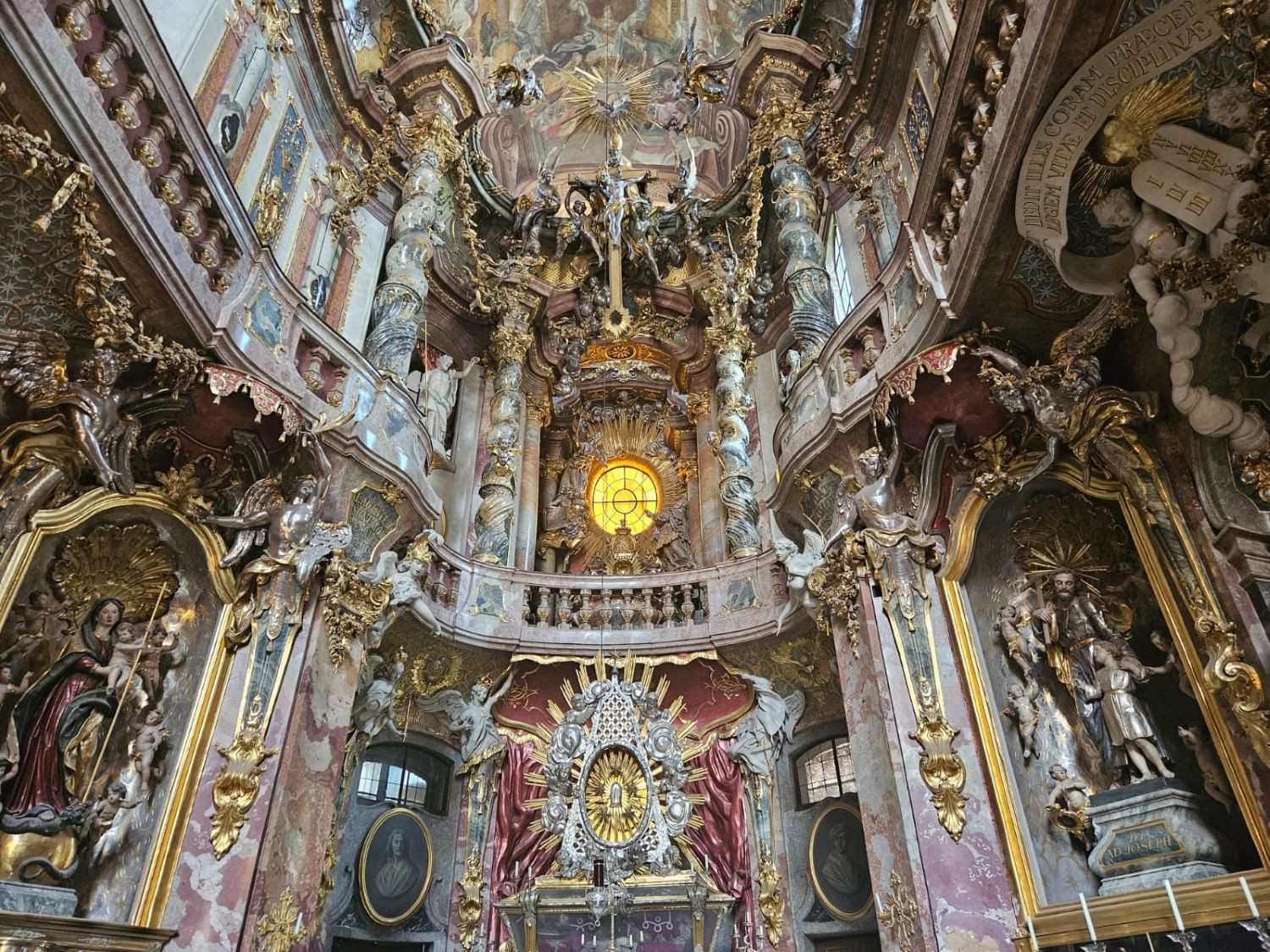047_Altar mit Seitenaltären_Asamkirche