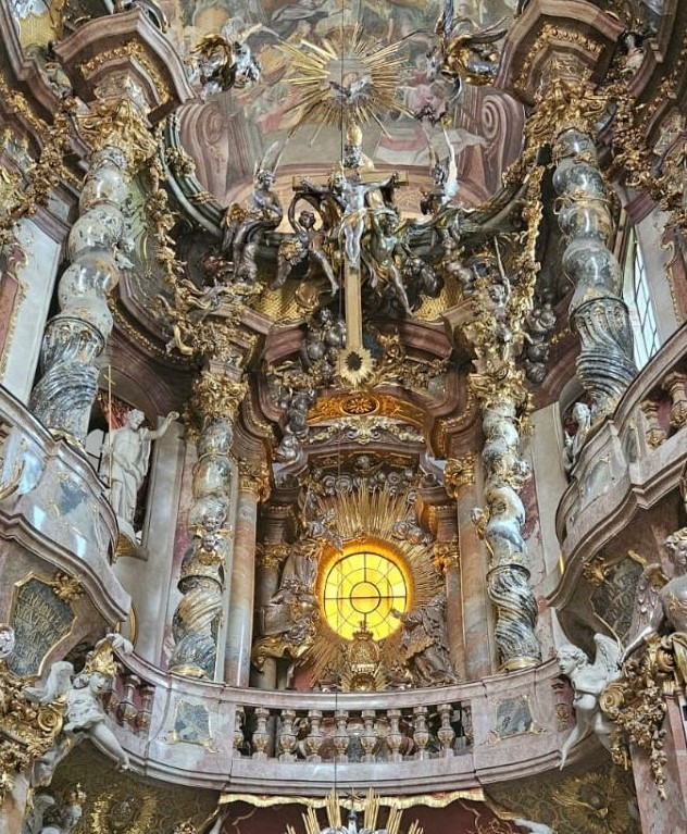 047b_Altar mit Seitenaltären_b Säulen_Asamkirche