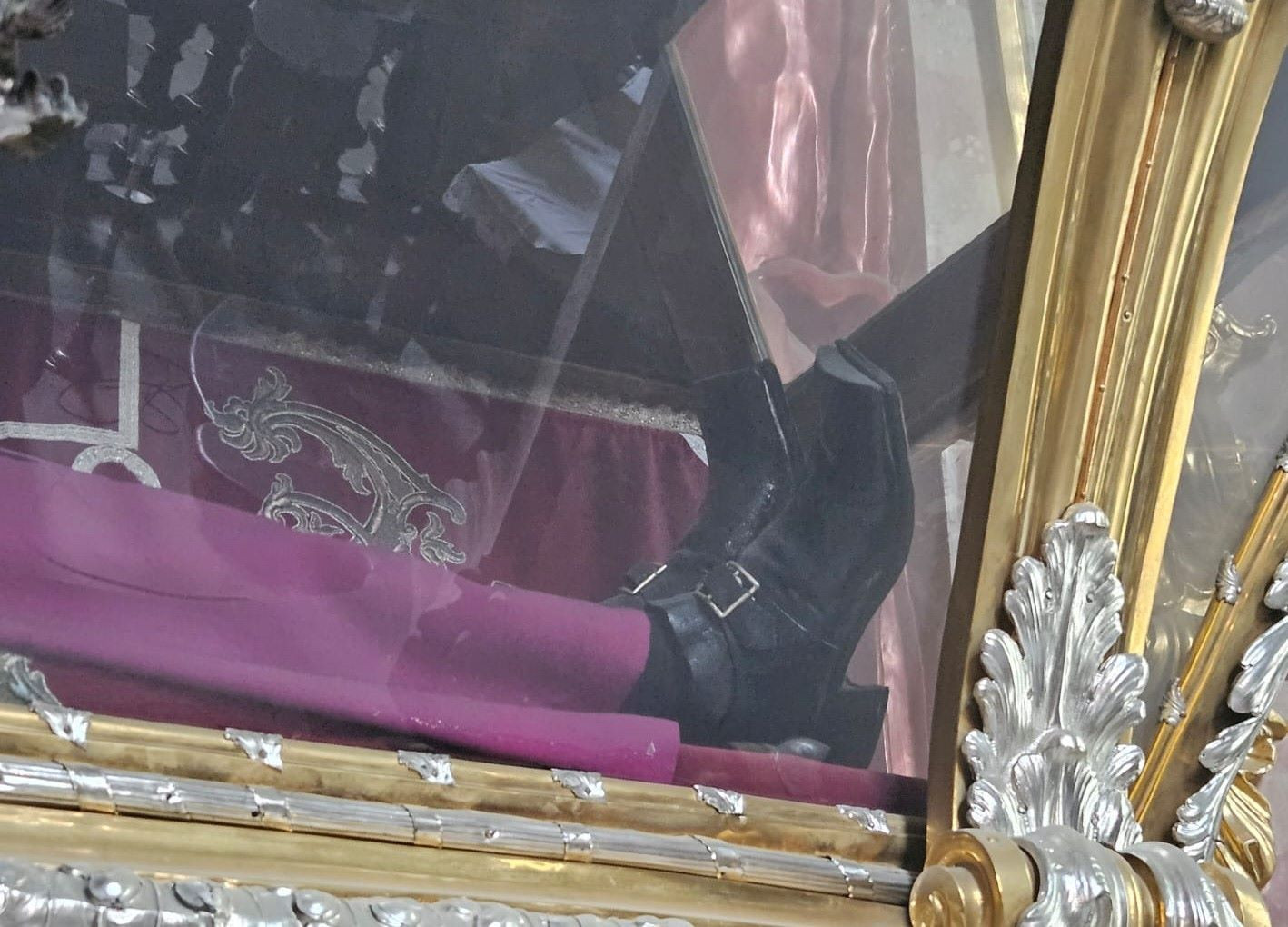 055_Detail Nepomuk im Sarg Schuhe_Asamkirche