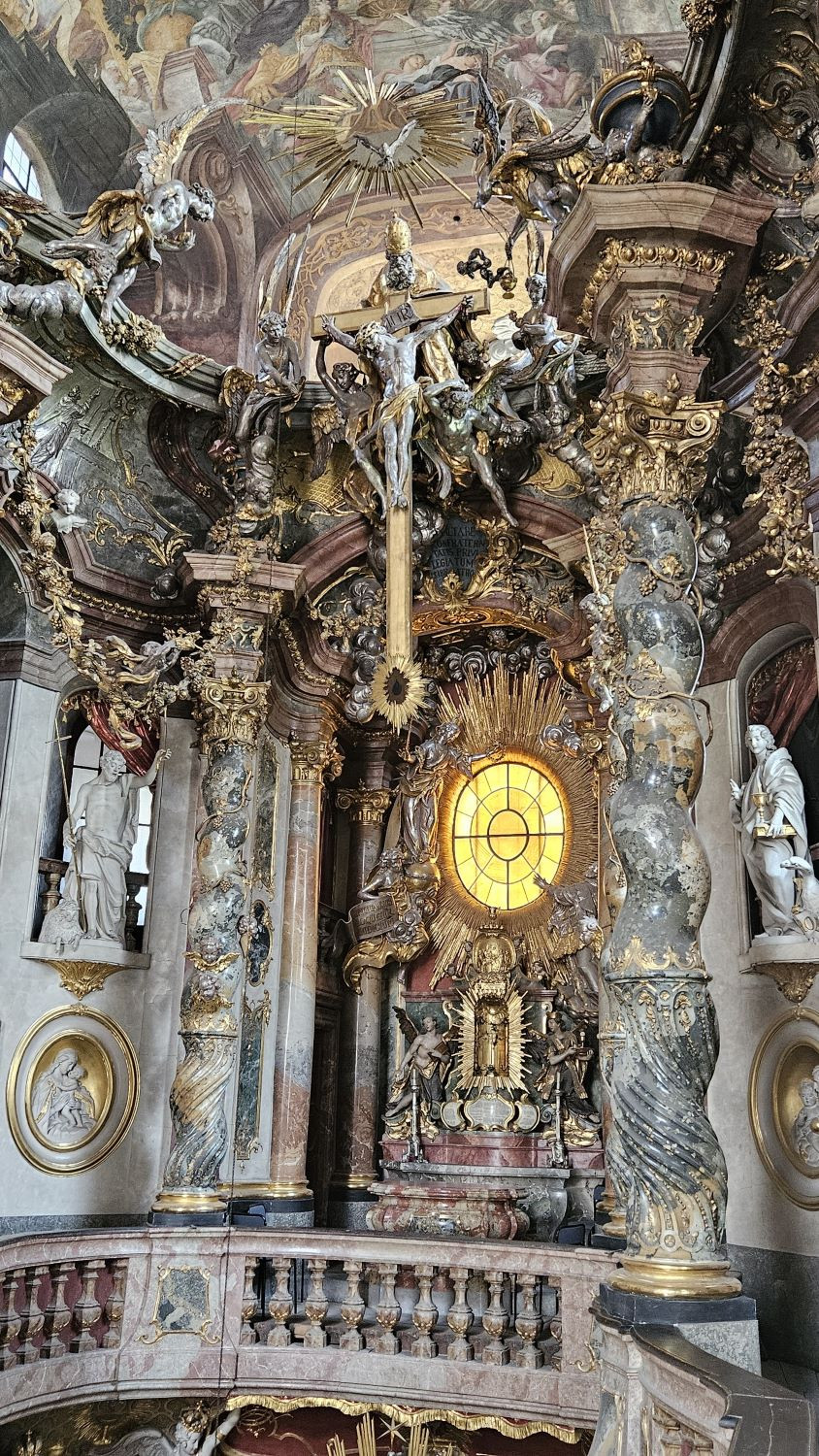 059_Oberer Choraltar drei Johannes_Asamkirche