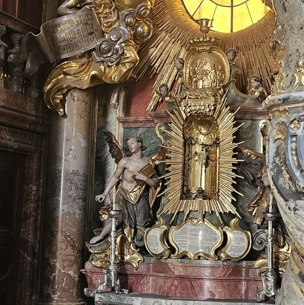 063_Oberer Choraltar mit Tabernakelengel_Asamkirche