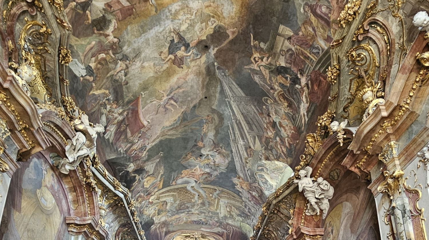 072_Gesamtansicht Chorraum mit Decke Hure Babylon und Beichte_Asamkirche
