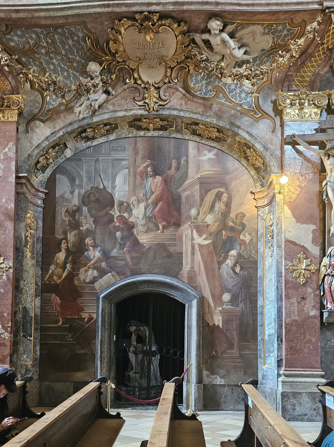 035_Abgang zur Unterkirche Christus in der Rast und Vertreibung der Wechsler aus dem Tempel links_Asamkirche