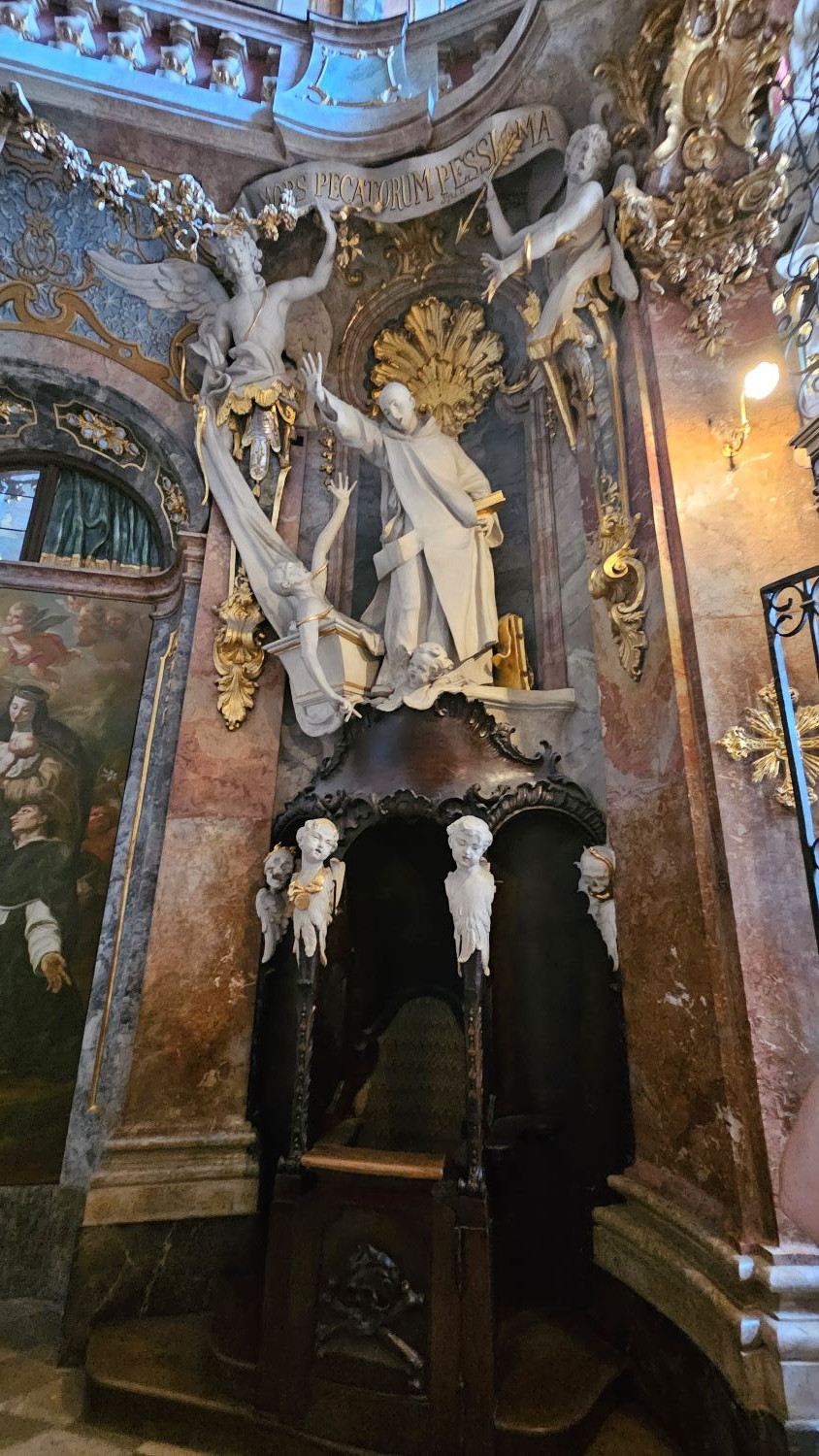 038_Beichtstuhl mit Cenodoxus rechts_Asamkirche