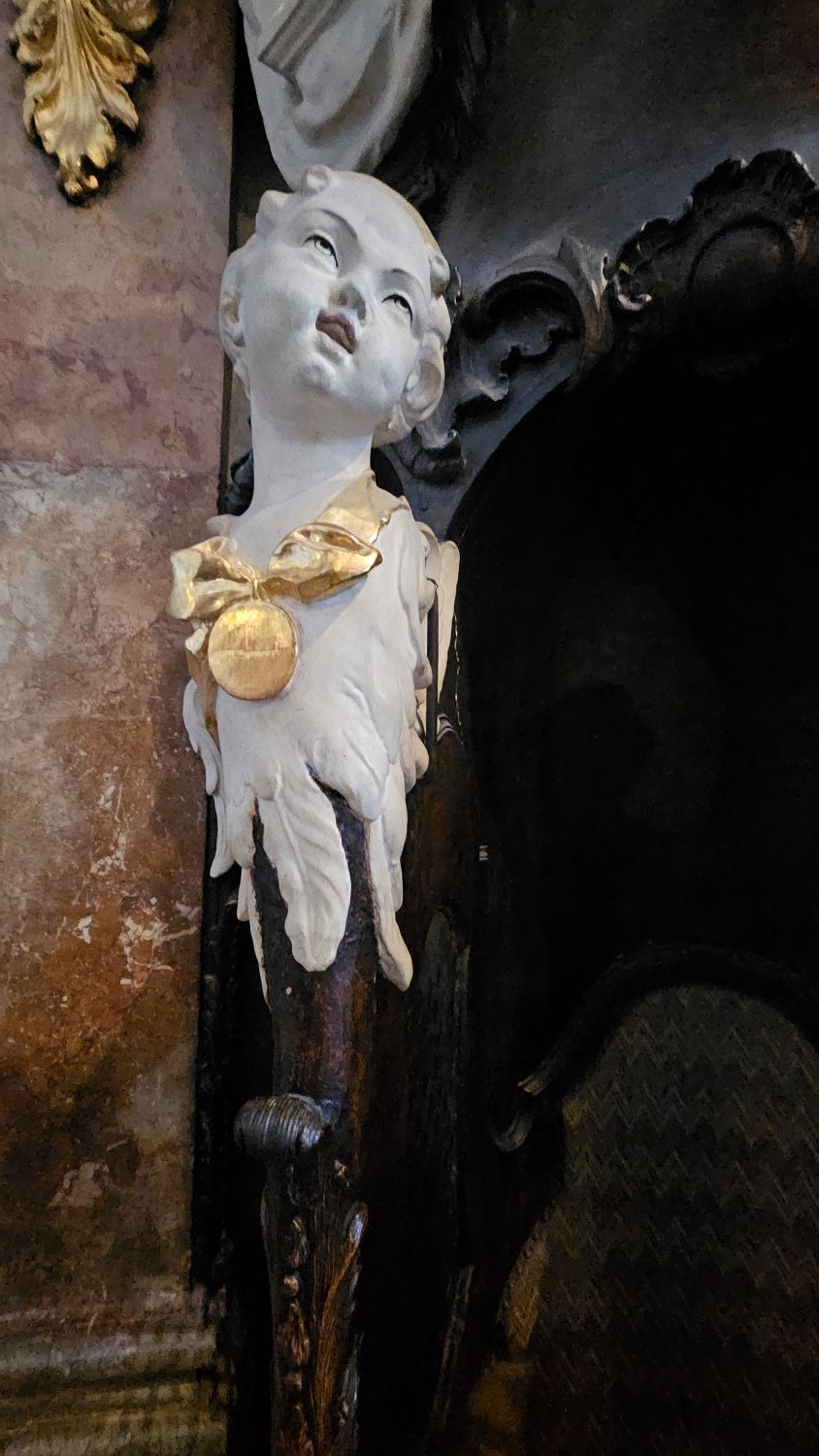 039_Beichtstuhl mit Cenodoxus Engel.j_Asamkirche