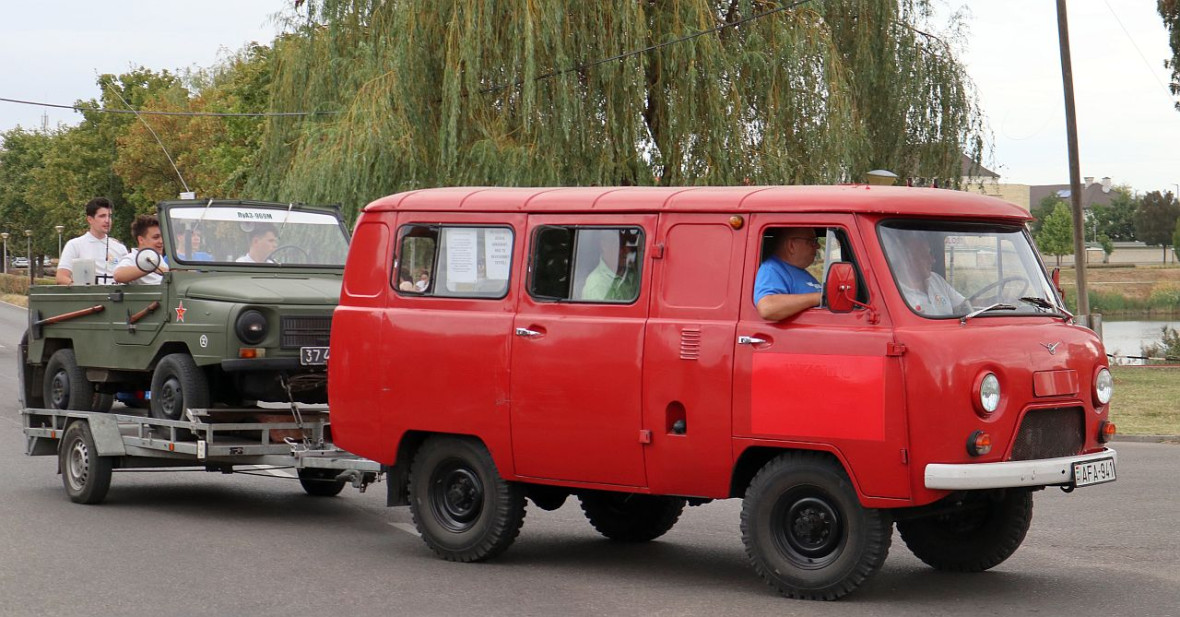 Traktor-Korso 2026-2_UAZ-452 und LuAS-969M.jpg