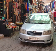 Ein Auto quetscht sich durch die Souks